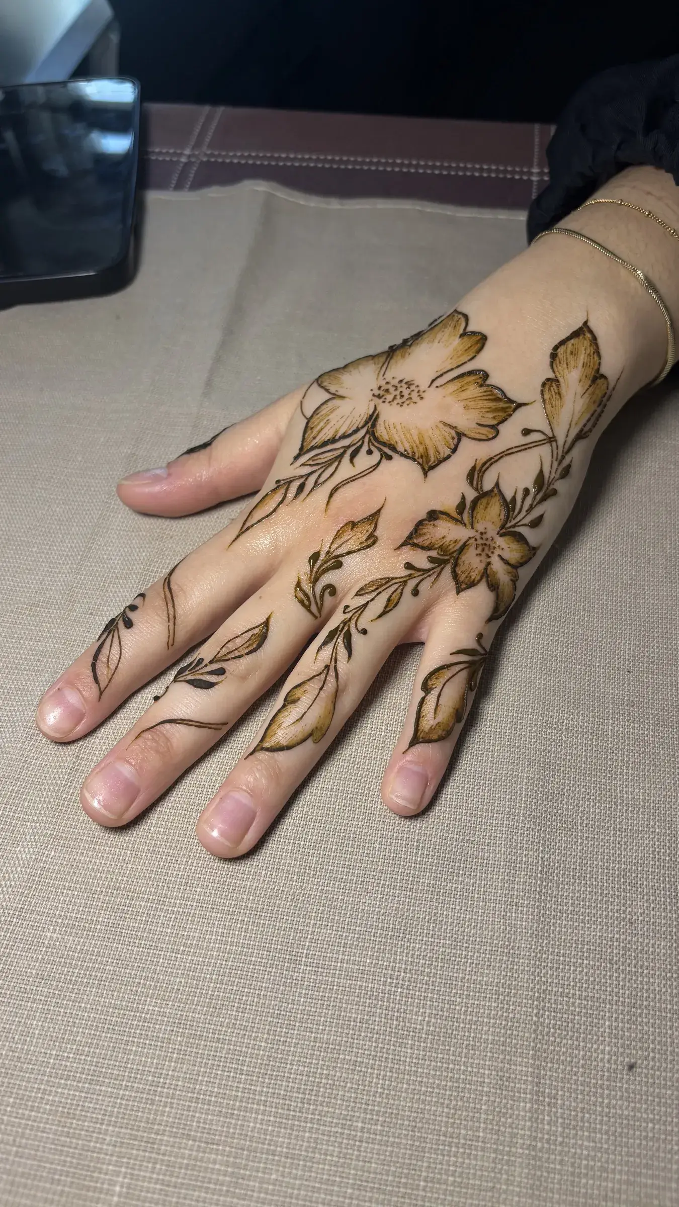Grandes fleurs au henné sur le dos de la main