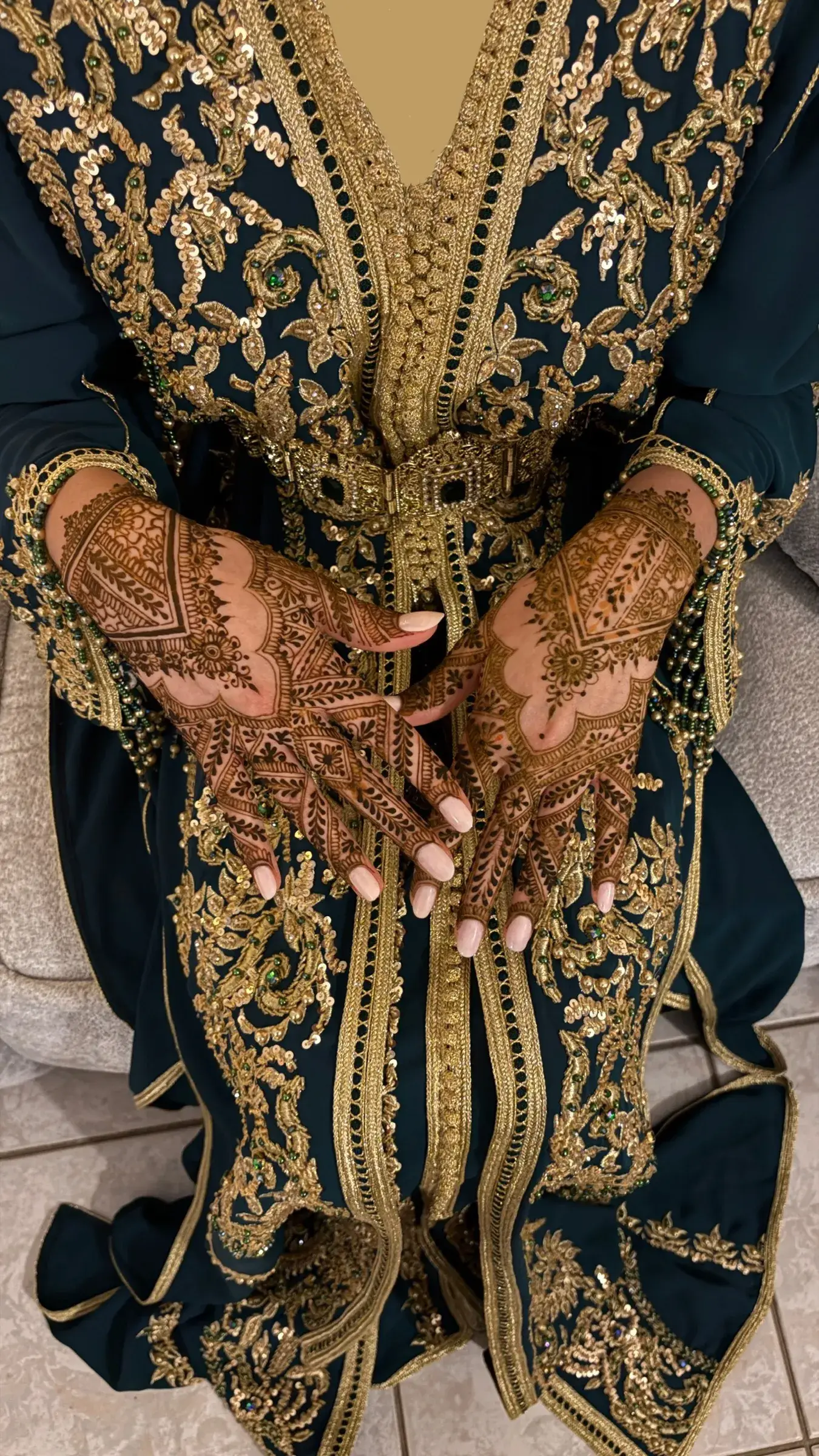 Henné de mariée sur un caftan vert et or