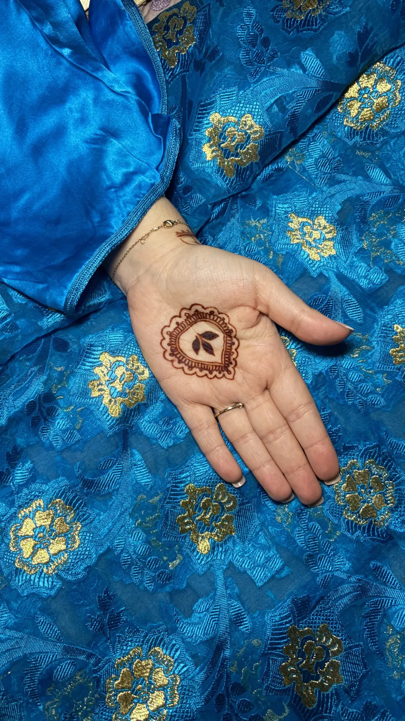 Motif au creux de la paume sur brocart bleu